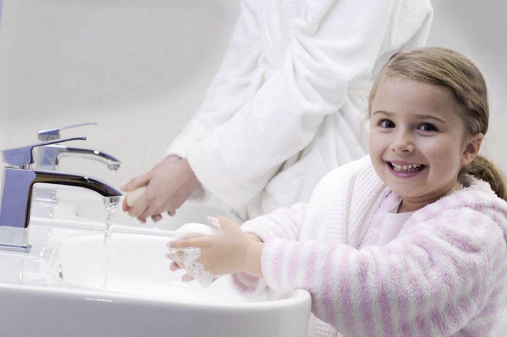 hand washing to prevent infection with worms