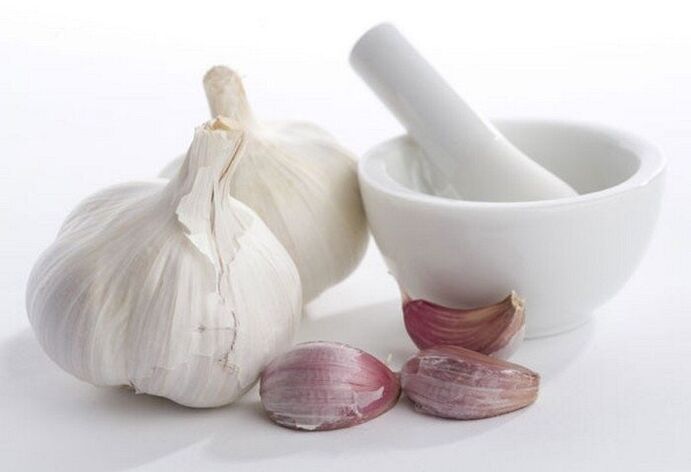 Garlic is a folk remedy for worms in adults